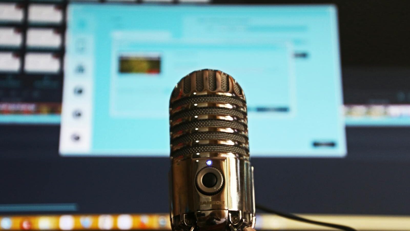 Selective Focus Photography of Gray Stainless Steel Condenser Microphone