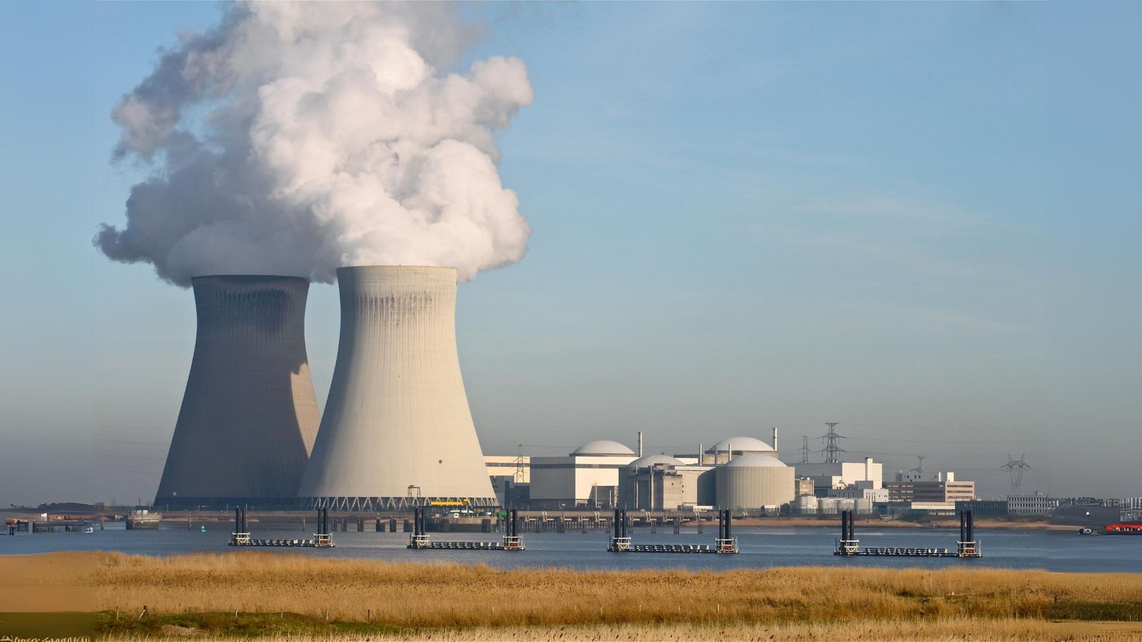 L'Allemagne Ferme Ses Centrales Nucléaires, en avril 2023, l'Allemagne a marqué un tournant historique en décidant de fermer ses trois dernières centrales nucléaires : Neckarswestheim, Isar et Emsland. Cette décision, longtemps préparée, symbolise la volonté du pays de réussir sa transition énergétique verte sans recours à l'énergie atomique. Toutefois, l'abandon du nucléaire suscite des débats passionnés, tant sur le plan politique que dans l'opinion publique. Alors que pour les écologistes, cette étape est une victoire majeure, les opposants voient en elle une menace pour la sécurité énergétique de l'Allemagne. Alors, quelles sont les controverses entourant cette décision ?